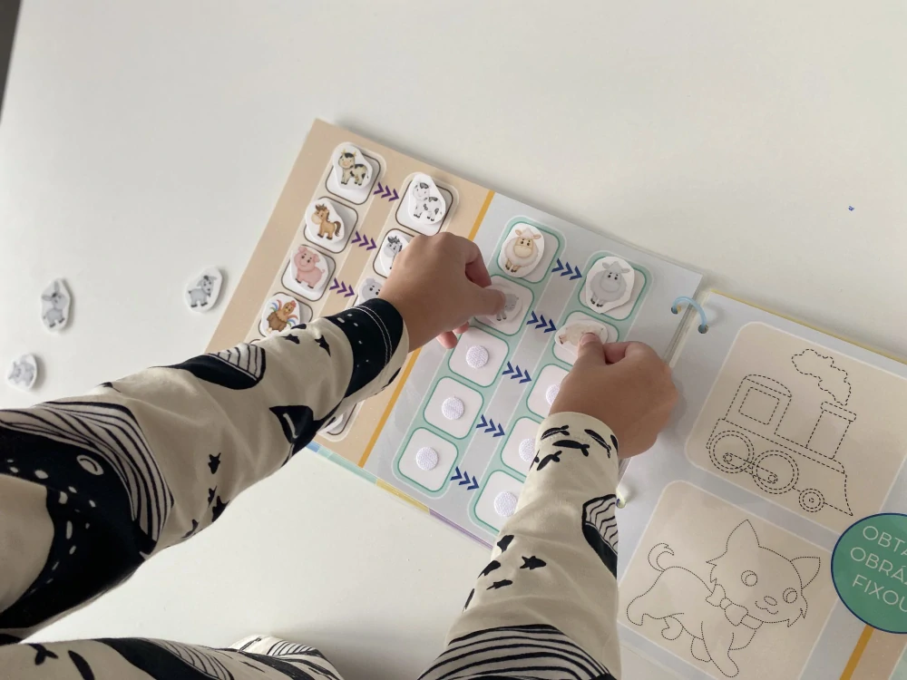 OPIČKA 1 - BABY - Úkoly na suchý zip. Barvy, stíny, tvary